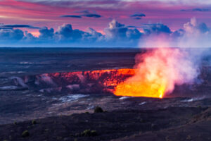 Glühende Lava im Hawaiʻi Volcanoes National Park bei Abenddämmerung