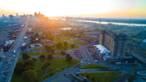 Michigan Central Station in Corktown, Detroit, mit Downtown-Skyline im Hintergrund