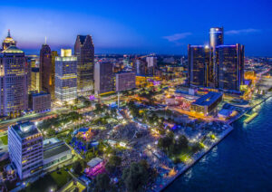 Skyline von Detroit am Abend mit beleuchtetem Renaissance Center, Downtown und Detroit River