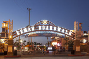 Leuchtender Eingangsbogen zum Kemah Boardwalk am Abend