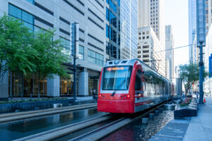 METRORail in Downtown zwischen Hochhäusern