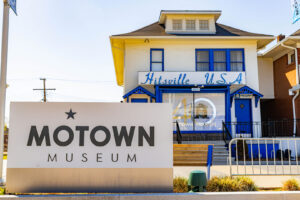 Motown Museum Hitsville U.S.A. mit Schild im Vordergrund
