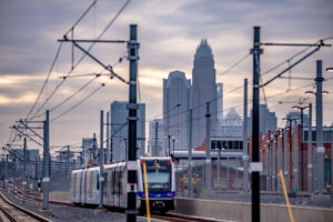 CATS LYNX Blue Line: Light Rail vor der Skyline von Charlotte