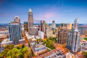 Uptown Charlotte am Abend: beleuchtete Skyline und Straßen