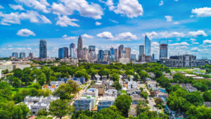 Blick über Charlotte (NC) mit Skyline, Wohnvierteln und viel Grün