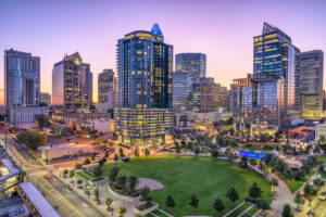 Romare Bearden Park mit Skyline in der Dämmerung