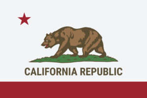Kalifornische Flagge mit rotem Stern, Grizzlybär und Schriftzug ‚California Republic‘ über rotem Streifen.