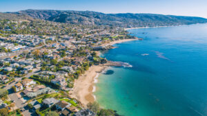 Luftaufnahme von Laguna Beach mit Stränden, Buchten und türkisblauem Wasser