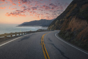 Pacific Coast Highway (Highway 1) – kurvige Küstenstraße entlang der Klippen am Pazifik