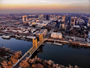 Luftaufnahme von Sacramento (Kalifornien) mit Tower Bridge über dem Sacramento River bei Sonnenuntergang