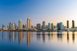 San Diego Bay mit Marina, Segelbooten und Skyline von San Diego, Kalifornien