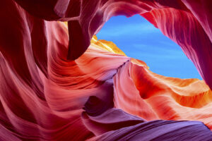 Blick durch die geschwungenen roten Sandsteinwände des Antelope Canyon nahe Page in Arizona.