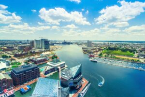 Luftaufnahme des Inner Harbor in Baltimore mit Waterfront, Booten und Hafenbecken