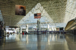 Abflughalle des BWI Airport bei Baltimore mit Glasdach, Check-in-Bereich und US-Flagge