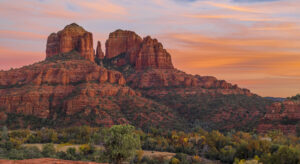 Cathedral Rock bei Sedona im warmen Abendlicht vor pastellfarbenem Himmel.