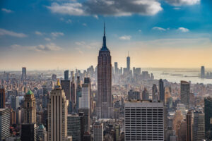 Blick über Manhattan mit dem Empire State Building im Zentrum der Skyline von New York City