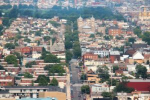 Blick über Fell’s Point in Baltimore mit dicht bebauten Straßenzügen, Backsteinhäusern und Kirchtürmen