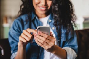 Person richtet eine eSIM auf dem Smartphone für eine USA-Reise ein