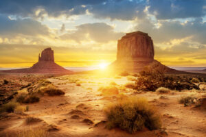 Sonnenuntergang über den Felsformationen im Monument Valley an der Grenze von Arizona und Utah.