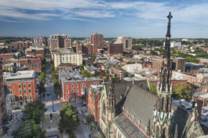 Blick über den Stadtteil Mount Vernon in Baltimore mit historischer Kirche und Backsteinhäusern