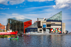 National Aquarium am Inner Harbor in Baltimore mit Waterfront und Hafenbecken