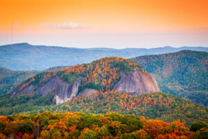 Indian-Summer-Landschaft im Pisgah National Forest mit bunten Wäldern, markanten Felskuppen und weitem Bergpanorama