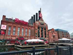 Power Plant Live am Inner Harbor in Baltimore mit Restaurants, Backsteinfassaden und Kanal