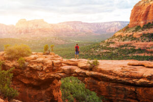 Wanderer auf dem Devil’s Bridge Trail mit Blick auf die roten Felsen von Sedona in Arizona.