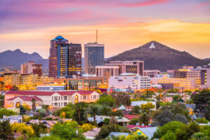 Skyline von Tucson in Arizona in der Abenddämmerung mit Sentinel Peak im Hintergrund.