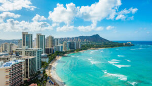Waikīkī Beach mit Hotels, türkisfarbenem Wasser und Diamond Head