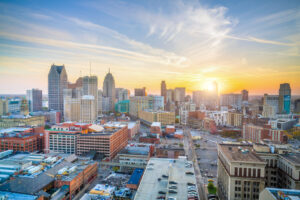 Skyline von Downtown Detroit bei Sonnenuntergang mit Hochhäusern und Straßen im Vordergrund