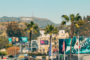 Blick auf das Hollywood Sign über Palmen und Straßen in Los Angeles