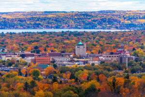 Traverse City in Michigan im Herbst mit bunten Wäldern und Wasser im Hintergrund