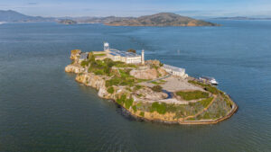 Luftaufnahme von Alcatraz Island mit Gefängnisgebäude, Dock und San Francisco Bay