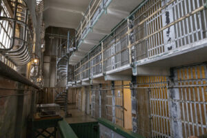 Zellenblock im ehemaligen Alcatraz Gefängnis mit Metalltreppe und Zellengängen