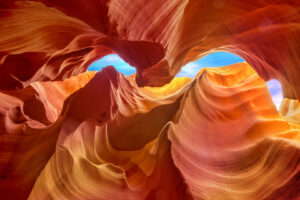 Sandsteinwellen und Himmelsöffnung im Antelope Canyon Arizona