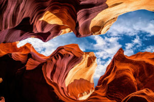 Blick zum Himmel zwischen den Felswänden des Antelope Canyon