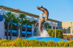 Delfinbrunnen am Aquarium of the Pacific in Long Beach