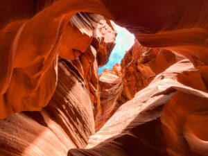 Blick nach oben durch die roten Sandsteinwände des Antelope Canyon X bei Page in Arizona