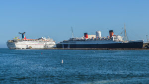 Kreuzfahrtschiff und Queen Mary im Hafen von Long Beach