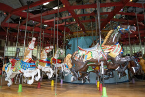 Historisches Central Park Carousel mit bunt bemalten Pferden