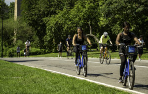 Radfahrer auf dem Park Drive im Central Park bei Sonnenschein