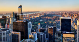 Blick über Midtown Manhattan auf den Central Park mit Reservoir und Skyline von New York City