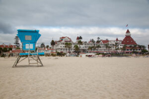 Coronado Beach mit Rettungsschwimmerstand und Hotel del Coronado bei San Diego