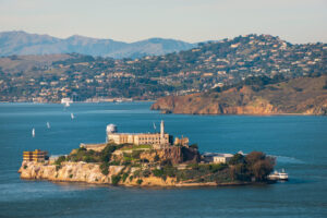 Gefängnisinsel Alcatraz vor den Hügeln der San Francisco Bay