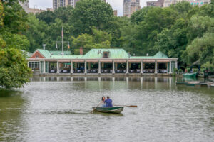 Ruderboot auf The Lake vor dem Loeb Boathouse im Central Park
