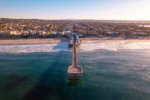 Luftaufnahme von Pacific Beach mit Crystal Pier, Sandstrand und Pazifik bei San Diego