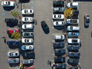 Parkplatz in den USA aus der Vogelperspektive mit Autos und markierten Stellplätzen