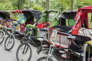 Bunte Pedicabs im Central Park als Alternative zur Kutschfahrt