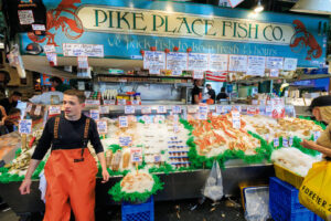 Fischstand der Pike Place Fish Co. im Pike Place Market in Seattle